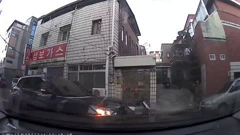 A car accident in an alley