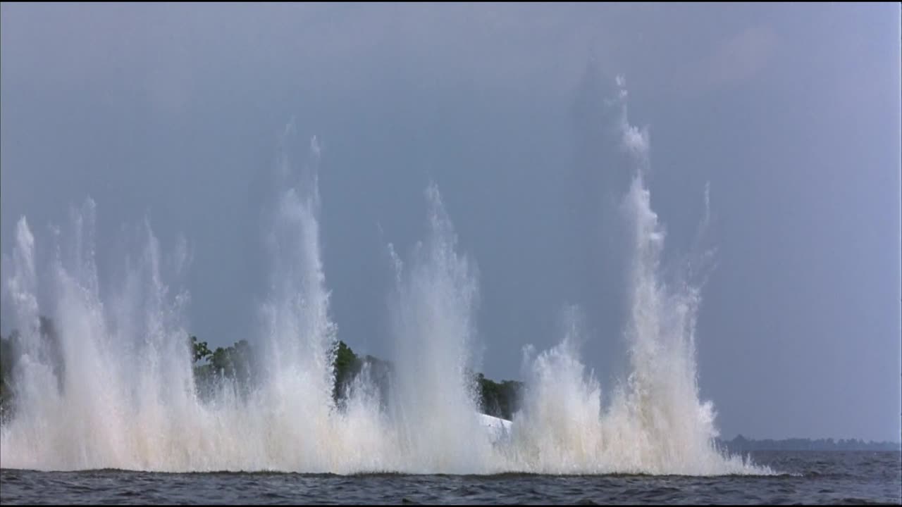 Planes crashes into Louisiana swamp in Heavens Prisoners 1996