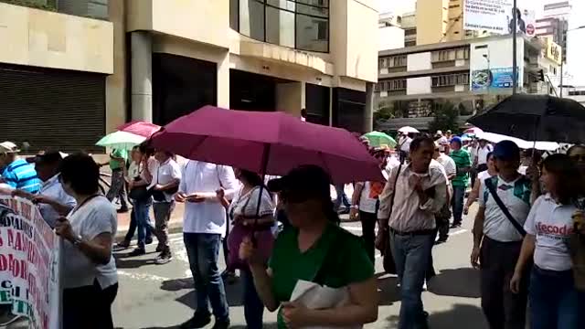 Docentes en Bucaramanga marcharon para protestar contra medidas del Gobierno nacional