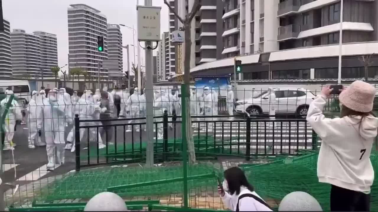 Shanghai Police Berate, Abuse Desperate Citizens Under Lockdown