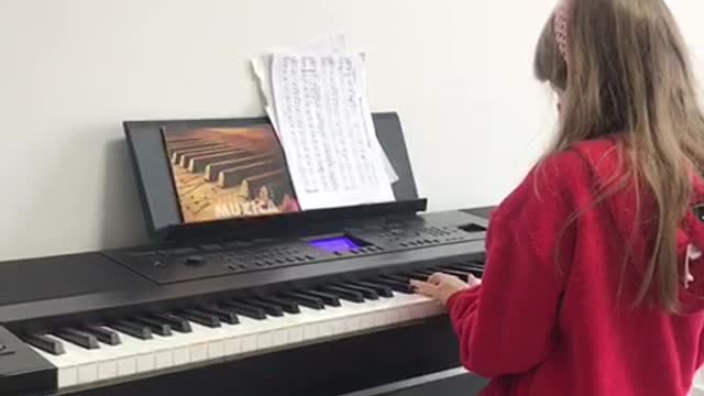 ❤ She is so cute playing piano ❤