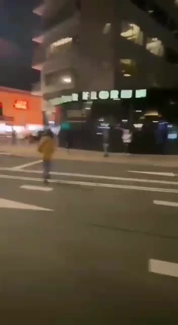 Olanda. Rotterdam. La polizia spara sui manifestanti