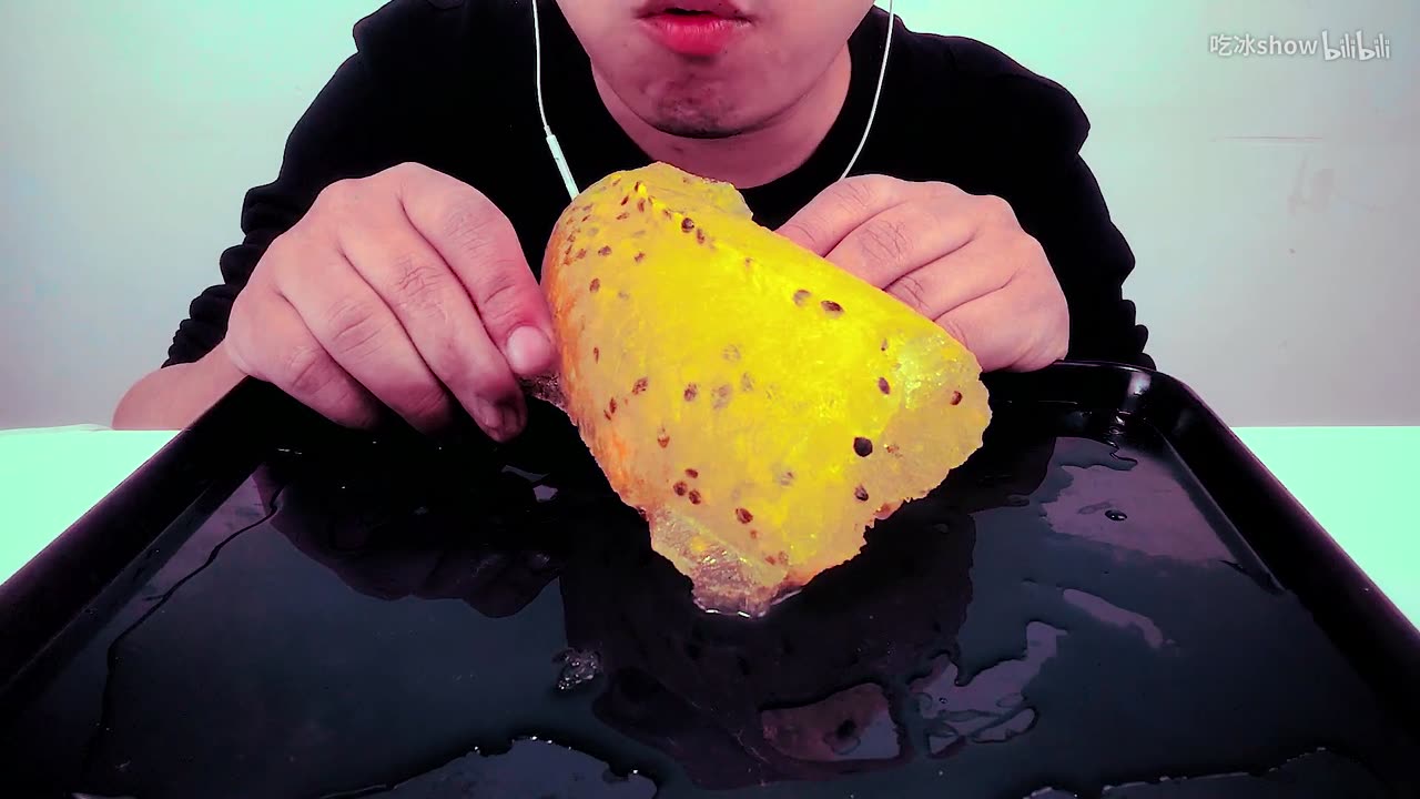 Listen to the crunchy sound as I eat Passion Fruit Carp Frozen Ice today!