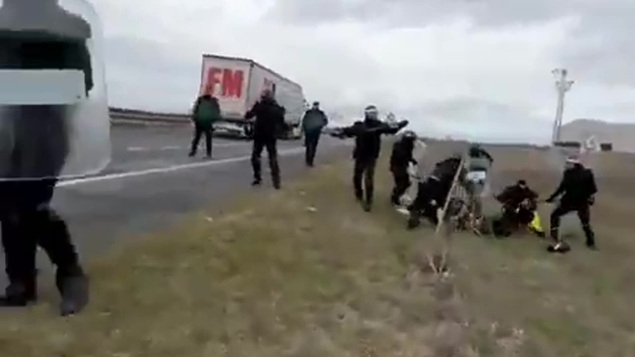 🇪🇦 Spanish police fired rubber bullets yesterday at peaceful farmers blocking