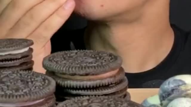 Oreo macaron ASMR mukbang