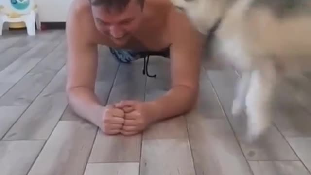 Divertido ayudando a ejercitarse