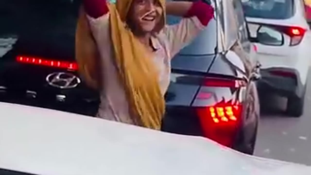 ye ladki raste main kya KAR DIYA???|| viral girl || time pass in trafic jam