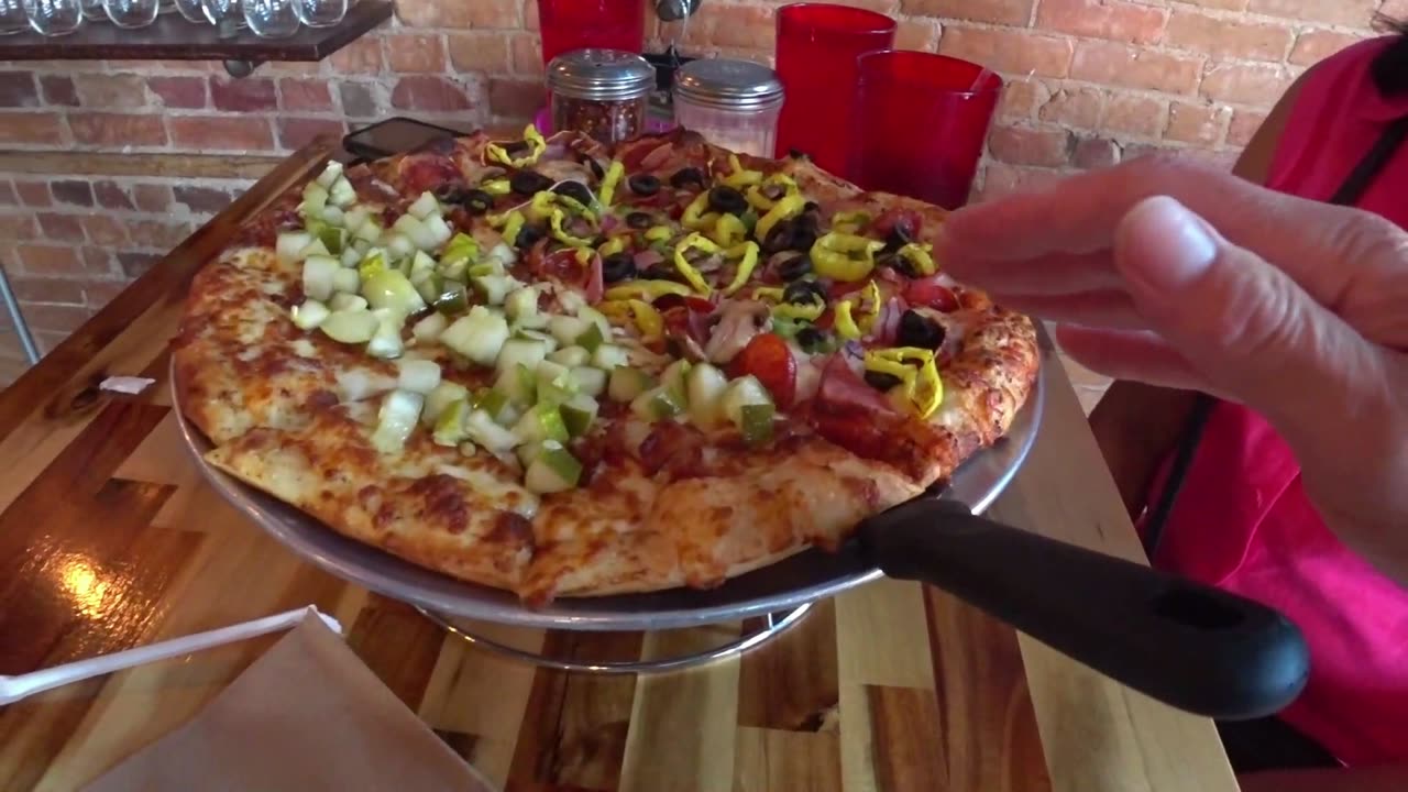 PIZZA REVIEW: PICKLE PIZZA in Lapeer, Michigan