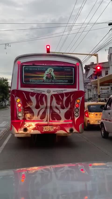 Conductor de buseta es sancionado por volarse un semáforo en rojo