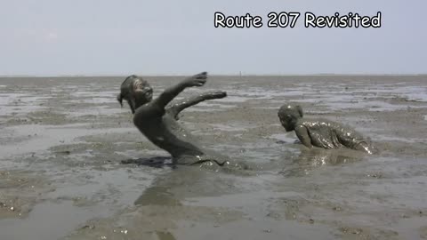 Girls mud fight and play!! 