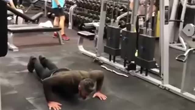 See how do the most famous egyptian stars Yasser Galal and Ahmed Elska compete at the gym