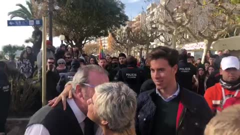 El perseguido dueño del restaurante «Sol D'Or» de Blanes visita a VOX entre aplausos