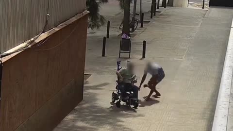 Fake African asylum seeker in Spain steals gold necklace from a 70 year old