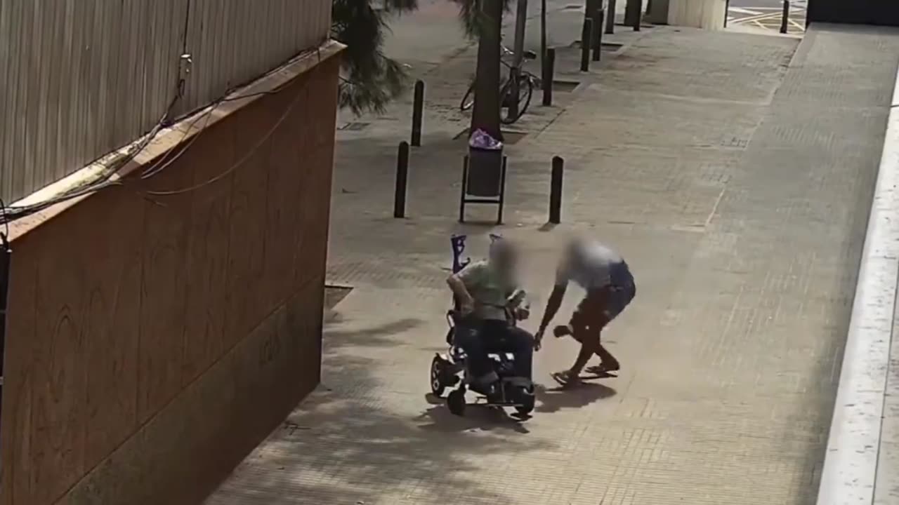 Fake African asylum seeker in Spain steals gold necklace from a 70 year old