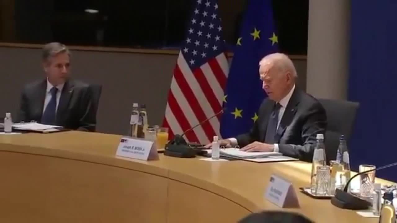 Biden apparently gets lost reading his notes at EU-US summit.