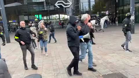 NL: Dutch Pegida Leader Edwin Wagensveld Dragged Away by 'Romeo's', & Police...