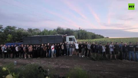 Dozens of men caught trying to flee Ukraine packed in cargo trucks.mp4