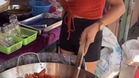 Bangkok_Lady_Sells_Fried_Sausage_With_Chili_Sauce