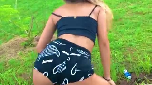 Hot girl In Short SHORTS Molinho Dancing Rating: 100% Play Vídeo