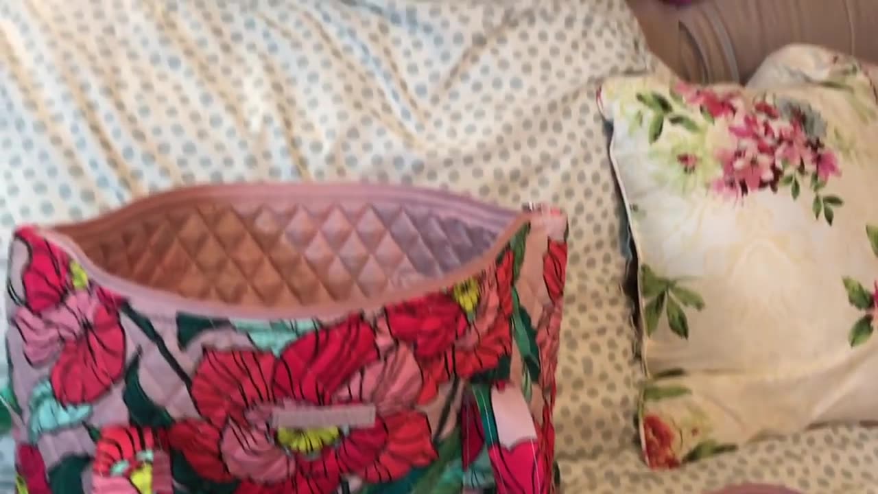 Review & What's in my Vera Bradley Villager Tote Bag Vintage Floral