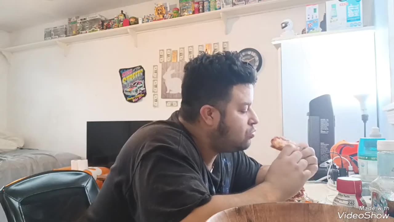 Ate a pizza 🍕 and 🫘 and 🌽 🍿 🍟 🍔