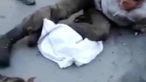 Ecco come gli ucraini trattano i prigionieri di guerra.