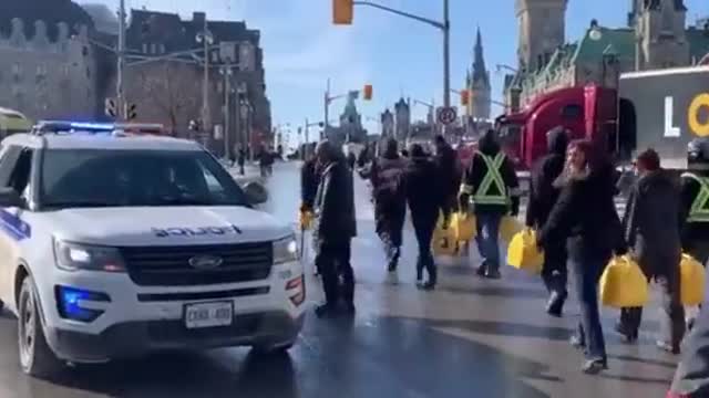 Ottawa Police: "Don't give the fuel to Freedom Convoy or you'll be arrested."