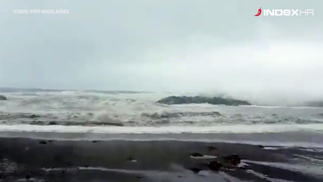 Grčka: Snažni valovi oluje Zorba