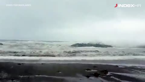 Grčka: Snažni valovi oluje Zorba