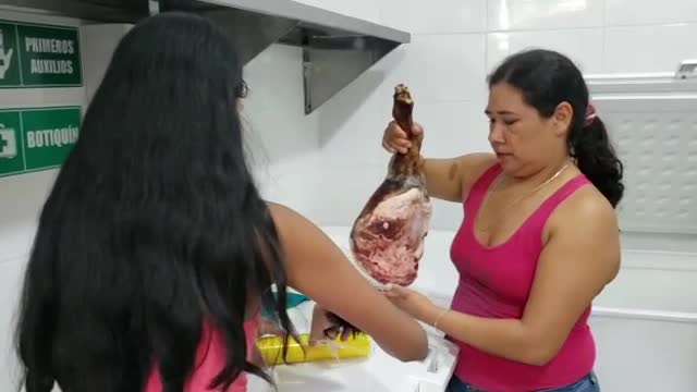 Habla mujer señalada de vender carne de perro en restaurante de San Gil, Santander