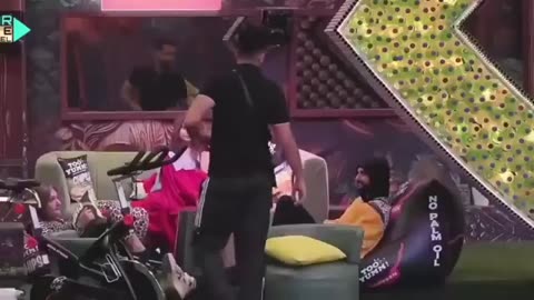 Elvish yadav roasted Avinash in big boss