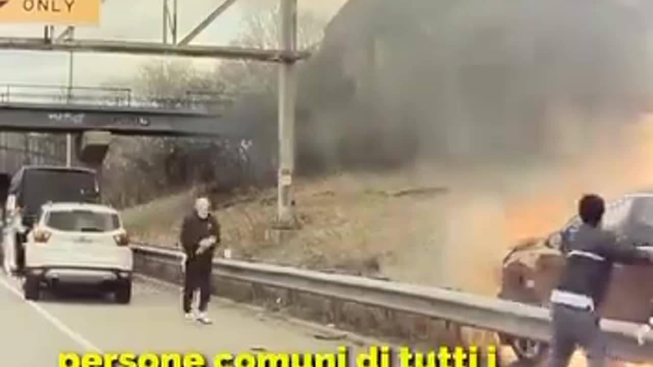 Auto elettrica in fiamme