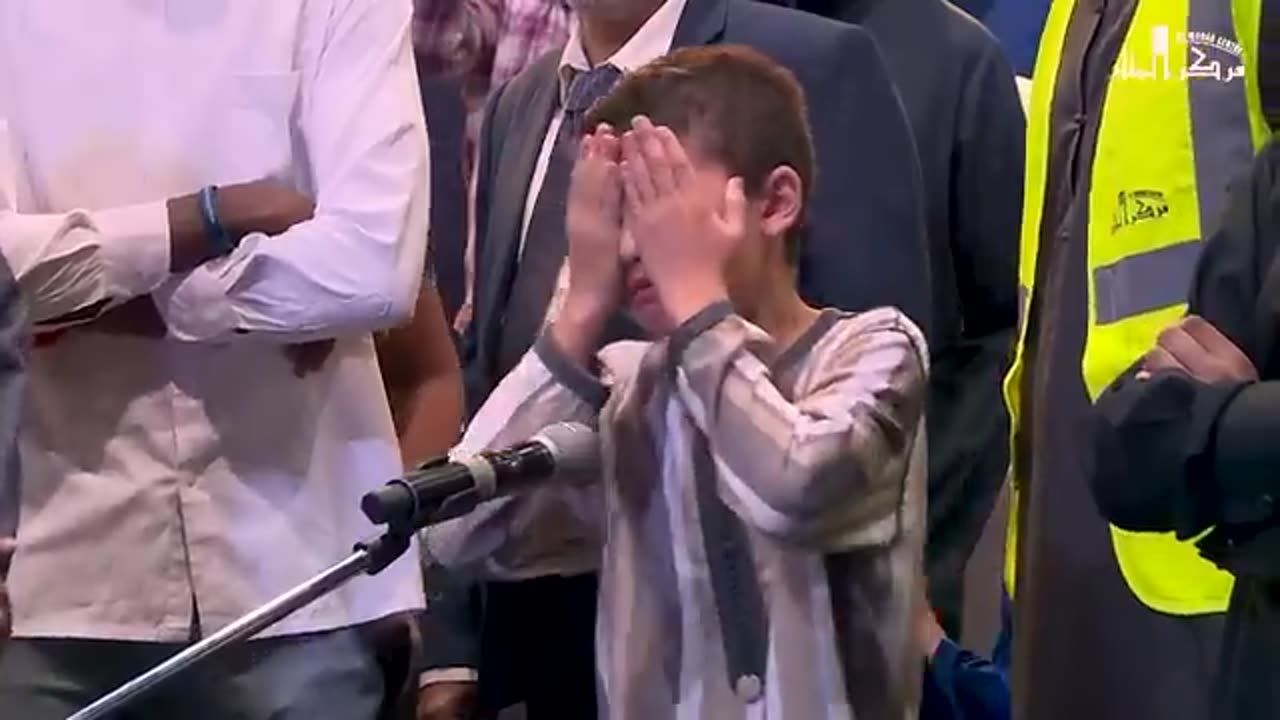 VERY EMOTIONAL: YOUNG BOY CRIES WHILE SPEAKING TO MUFTI MENK