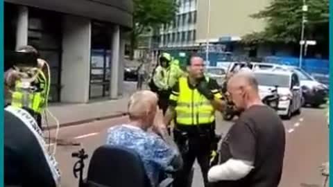 Provokateure / Romeos in Almelo verprügeln Demonstranten, Uniformierte prügeln mit