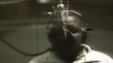 Check out this studio footage of #Biggie recording his CLASSIC record “HYPNOTIZE” 💰🤯