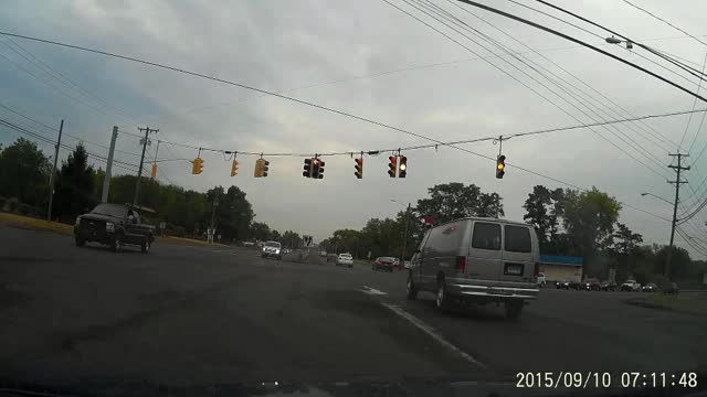 18 Wheeler runs red light