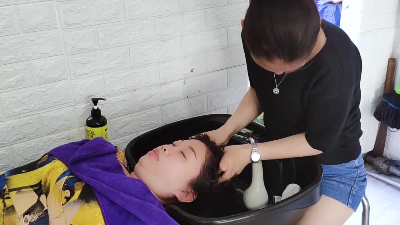 ASMR Relaxing shampoo sound, Vietnamese traditional Female Massage service , vietnam barbershop