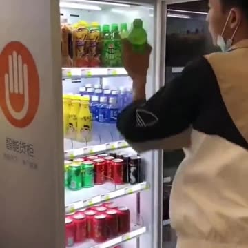 Το μηχάνημα σε «διαβάζει» και αν κριθείς «καλό παιδί» μπορείς να αγοράσεις αναψυκτικό!!