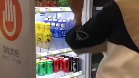 Το μηχάνημα σε «διαβάζει» και αν κριθείς «καλό παιδί» μπορείς να αγοράσεις αναψυκτικό!!