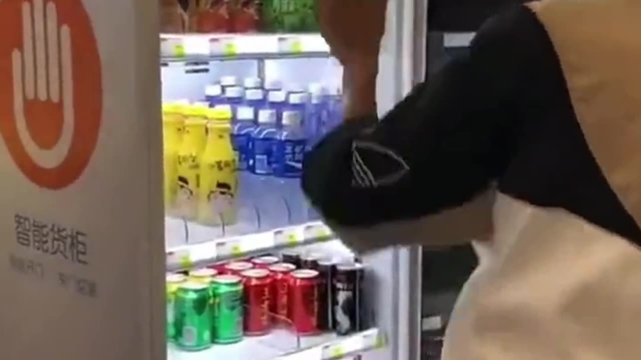 Το μηχάνημα σε «διαβάζει» και αν κριθείς «καλό παιδί» μπορείς να αγοράσεις αναψυκτικό!!