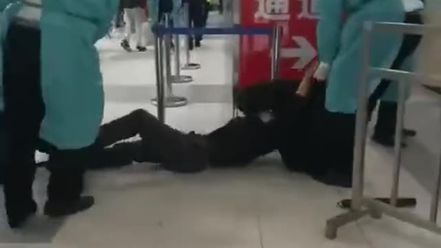 CHINA Zhuhai Guangzhou Airport ZERO COVID violence | Non asian people are forbidden to leave