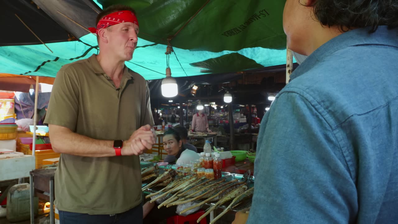 Cambodia’s $1 Seafood Chef vs $180 Seafood Chef!!