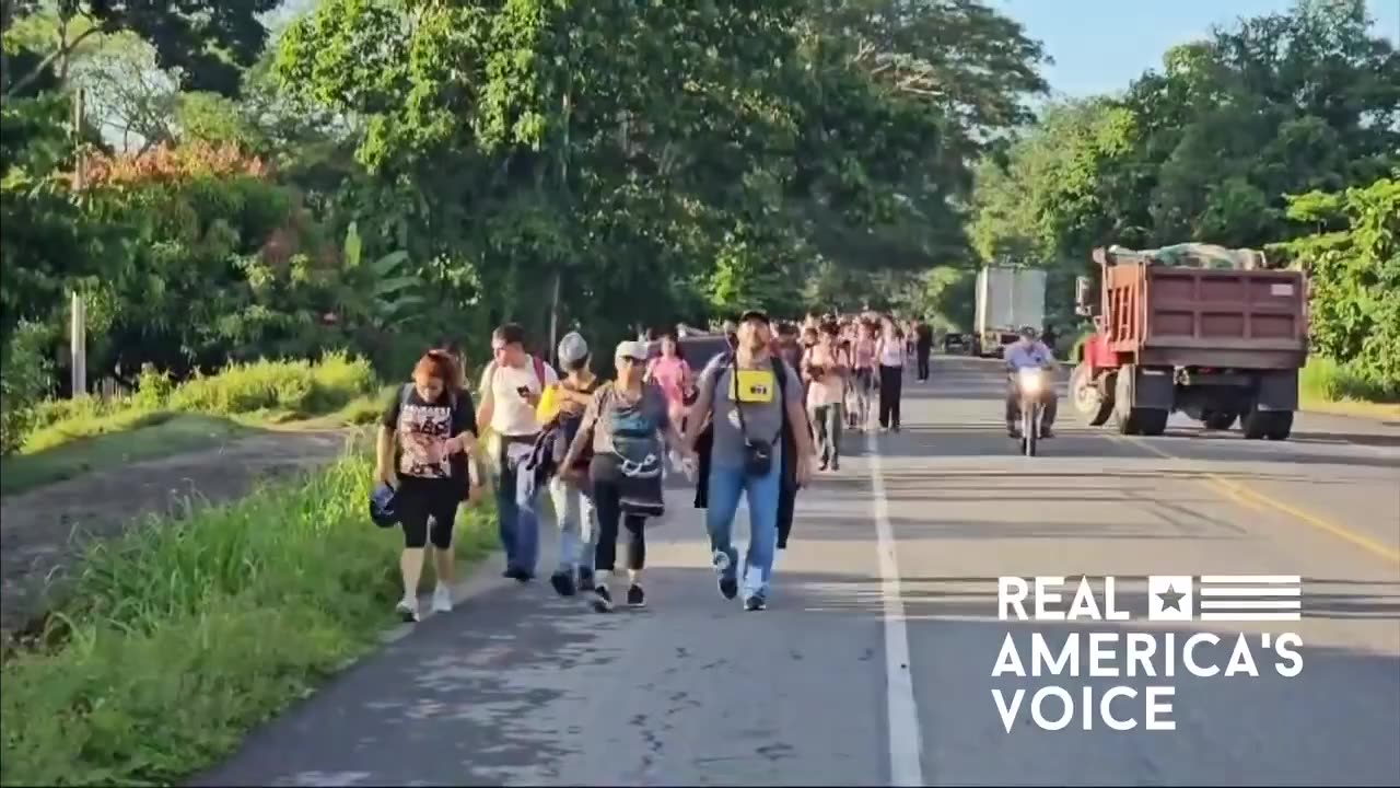 BREAKING: A massive caravan with 3,000 migrants has left southern Mexico, and