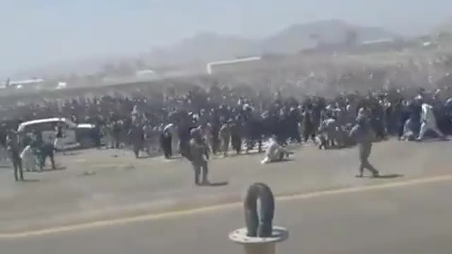 Massive crowd swarming into Kabul airport, Afghanistan