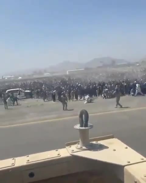 Massive crowd swarming into Kabul airport, Afghanistan
