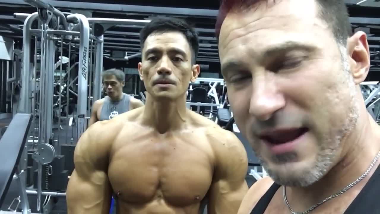 Live - Behind the Scenes in Singapore - Legwork out and Competitor Posing