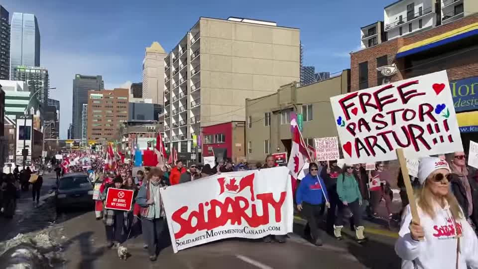 #Calgary Freedom Rally... #Canada is not Done Yet!!! Thousands continue to chant