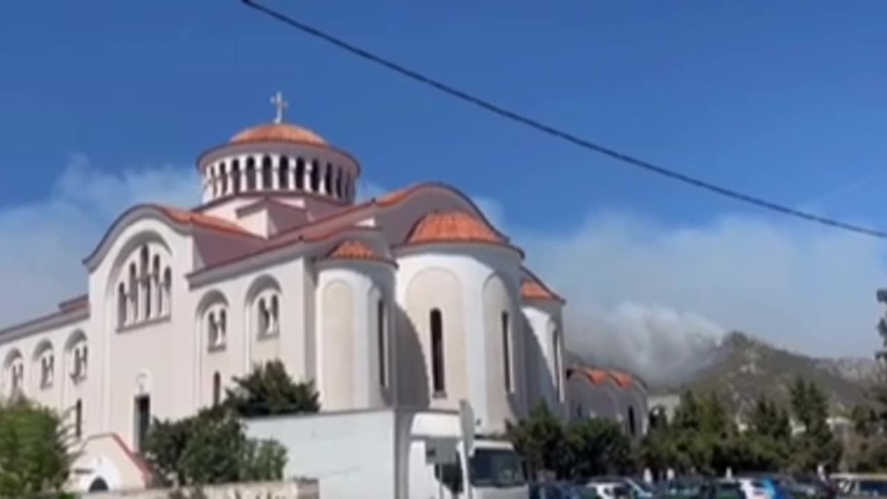 ⚡ In Greece, flames are advancing on Athens despite the efforts of firefighters