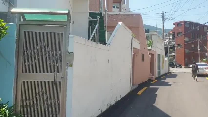 The scenery of the alleys in Busan is quiet and generous.