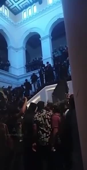 Protesters storm the presidential palace in Sri Lanka3